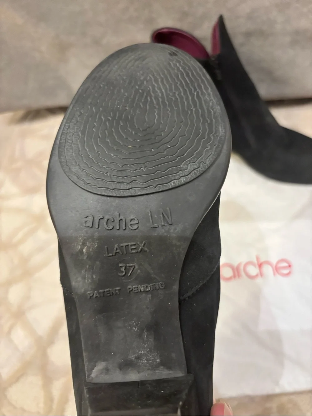 Arche sleek black